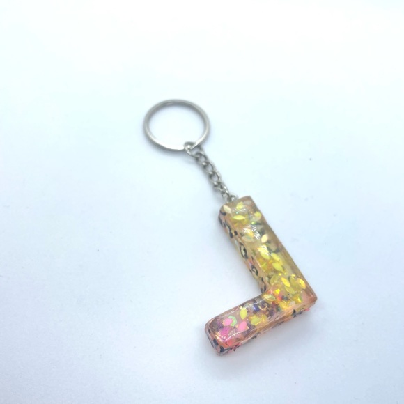L Resin Letter Keychain - Picture 4 of 5